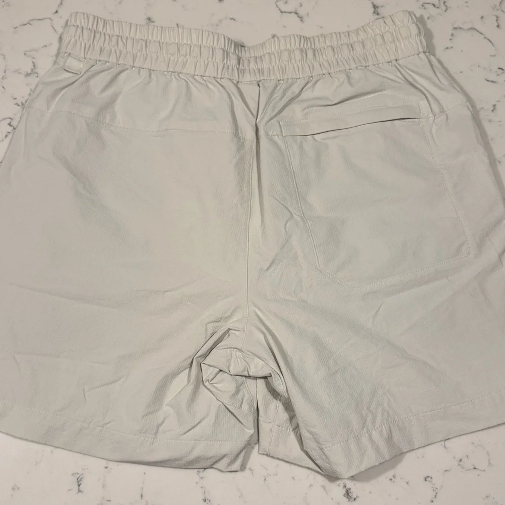 Lululemon bowline short - Picture 2 of 3